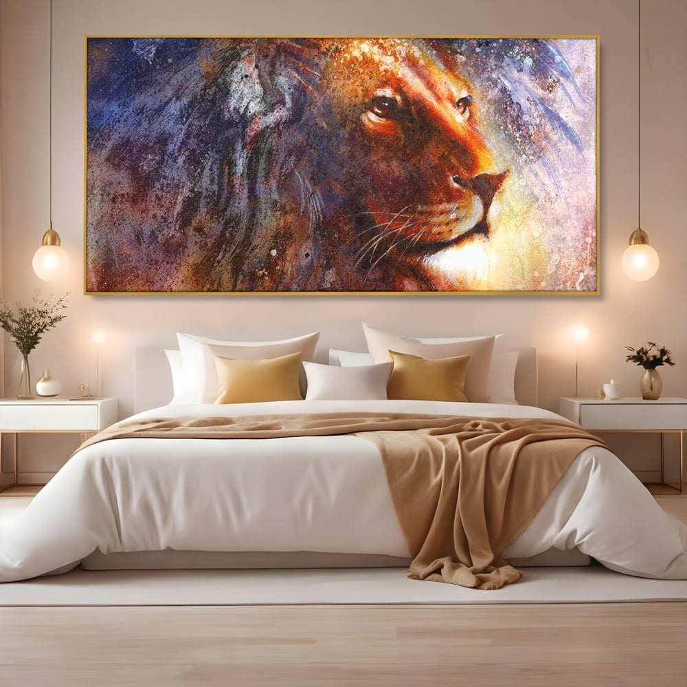 Tablou canvas cu tablou canvas cu leu in nuante cosmice, in rama de aluminiu auriu, pe perete intr-un dormitor